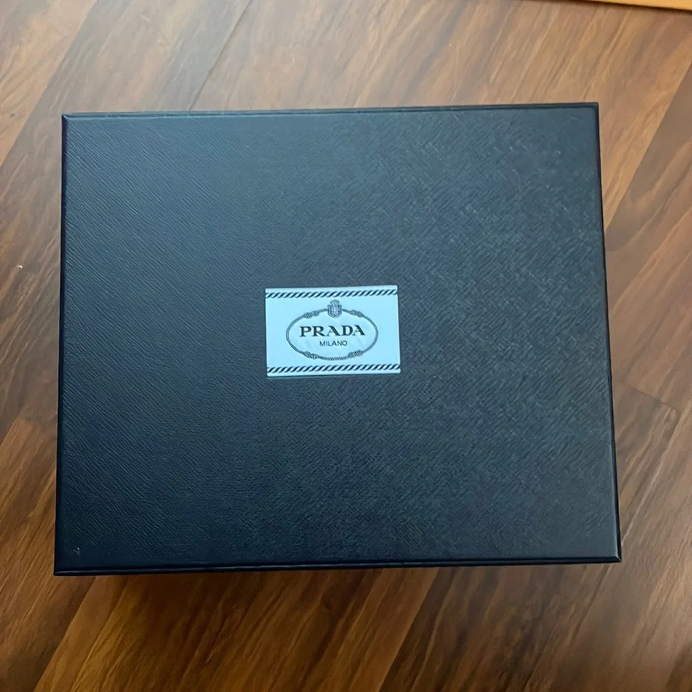 prada box - Picture 1 of 1